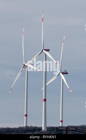 12. März 2019, Baden-Wuerttemberg, Walxheim: Windkraftanlagen des Windparks Nonnenholz im Wind drehen. Foto: Fabian Sommer/dpa Stockfoto