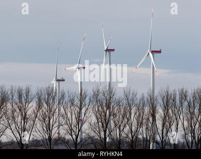 12. März 2019, Baden-Wuerttemberg, Walxheim: Windkraftanlagen des Windparks Nonnenholz im Wind drehen. Foto: Fabian Sommer/dpa Stockfoto