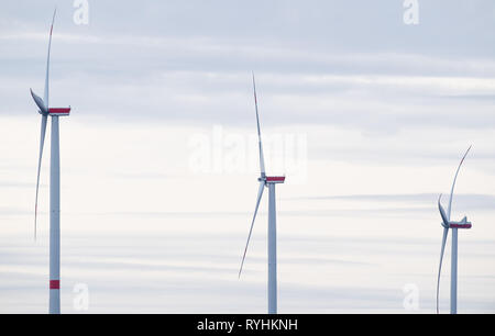 12. März 2019, Baden-Wuerttemberg, Walxheim: Windkraftanlagen des Windparks Nonnenholz im Wind drehen. Foto: Fabian Sommer/dpa Stockfoto