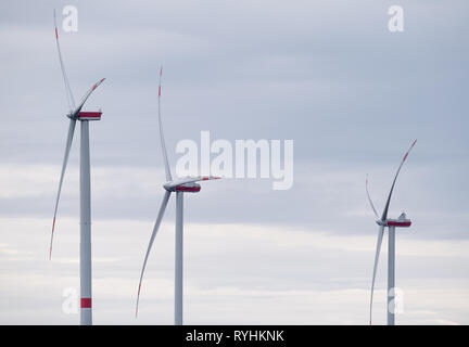 12. März 2019, Baden-Wuerttemberg, Walxheim: Windkraftanlagen des Windparks Nonnenholz im Wind drehen. Foto: Fabian Sommer/dpa Stockfoto