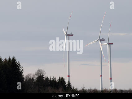 12. März 2019, Baden-Wuerttemberg, Walxheim: Windkraftanlagen des Windparks Nonnenholz im Wind drehen. Foto: Fabian Sommer/dpa Stockfoto