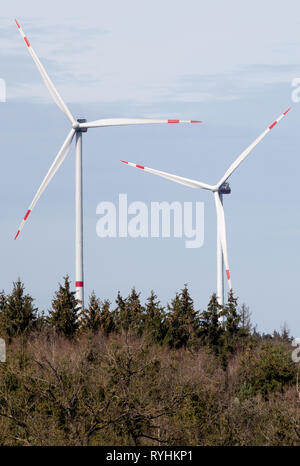 12. März 2019, Baden-Wuerttemberg, Walxheim: Windkraftanlagen des Windparks Nonnenholz im Wind drehen. Foto: Fabian Sommer/dpa Stockfoto