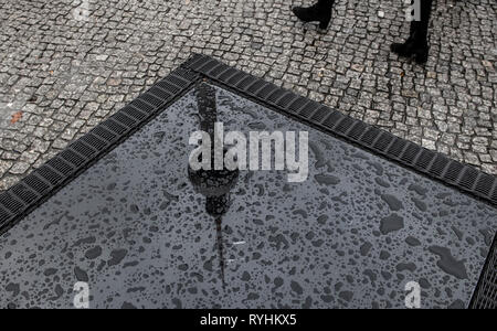 Berlin, Deutschland. 14 Mär, 2019. Die Silhouette der Fernsehturm kann auf einem Tisch mit Regentropfen am Alexanderplatz abgedeckt angesehen werden. Credit: Paul Zinken/dpa/Alamy leben Nachrichten Stockfoto