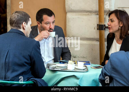 Foto Roberto Monaldo/LaPresse 14-03-2019 Roma Politica Matteo Salvini prende un Caff&#xe8; con Luca Morisi e Iva Garibaldi Photo Roberto Monaldo/LaPresse 14-03-2019 Rom (Italien) Matteo Salvini nimmt einen Kaffee whit Luca Morisi e Iva Garibaldi Stockfoto