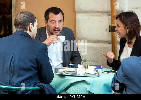 Foto Roberto Monaldo/LaPresse 14-03-2019 Roma Politica Matteo Salvini prende un Caff&#xe8; con Luca Morisi e Iva Garibaldi Photo Roberto Monaldo/LaPresse 14-03-2019 Rom (Italien) Matteo Salvini nimmt einen Kaffee whit Luca Morisi e Iva Garibaldi Stockfoto