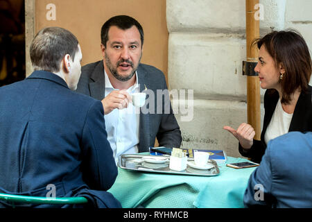 Foto Roberto Monaldo/LaPresse 14-03-2019 Roma Politica Matteo Salvini prende un Caff&#xe8; con Luca Morisi e Iva Garibaldi Photo Roberto Monaldo/LaPresse 14-03-2019 Rom (Italien) Matteo Salvini nimmt einen Kaffee whit Luca Morisi e Iva Garibaldi Stockfoto