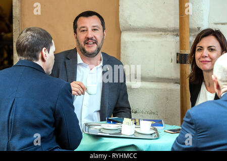 Foto Roberto Monaldo/LaPresse 14-03-2019 Roma Politica Matteo Salvini prende un Caff&#xe8; con Luca Morisi e Iva Garibaldi Photo Roberto Monaldo/LaPresse 14-03-2019 Rom (Italien) Matteo Salvini nimmt einen Kaffee whit Luca Morisi e Iva Garibaldi Stockfoto