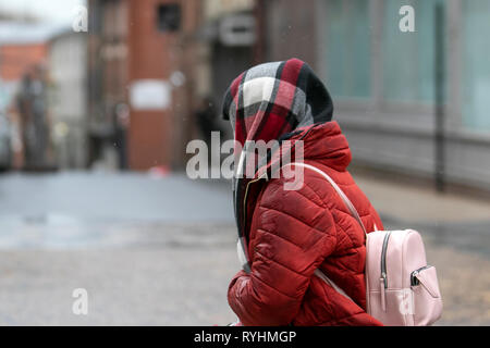 Preston, Lancashire. 14. März, 2019. UK Wetter. Stuermisch auffrischender Wind und Regen im Zentrum der Stadt. Windig mit Sonnenschein und blustery Duschen, die Duschen und schwersten häufig im Westen. Credit: MWI/AlamyLiveNews. Stockfoto