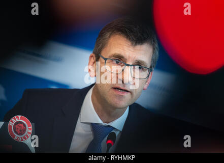 Hannover, Deutschland. 14 Mär, 2019. Friedo de Vries, Präsident des LKA Niedersachsen, spricht bei einer Pressekonferenz über die zunehmende Zahl von Fällen von Kriminellen, die Polizisten ausgeben. Credit: Christophe Kirschtorte/dpa/Alamy leben Nachrichten Stockfoto