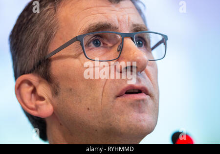 Hannover, Deutschland. 14 Mär, 2019. Friedo de Vries, Präsident des LKA Niedersachsen, spricht bei einer Pressekonferenz über die zunehmende Zahl von Fällen von Kriminellen, die Polizisten ausgeben. Credit: Christophe Kirschtorte/dpa/Alamy leben Nachrichten Stockfoto