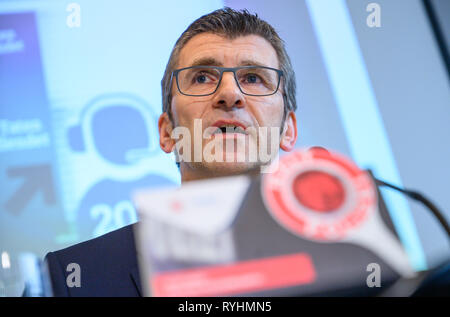 Hannover, Deutschland. 14 Mär, 2019. Friedo de Vries, Präsident des LKA Niedersachsen, spricht bei einer Pressekonferenz über die zunehmende Zahl von Fällen von Kriminellen, die Polizisten ausgeben. Credit: Christophe Kirschtorte/dpa/Alamy leben Nachrichten Stockfoto