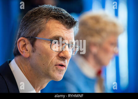 Hannover, Deutschland. 14 Mär, 2019. Friedo de Vries, Präsident des LKA Niedersachsen, spricht bei einer Pressekonferenz über die zunehmende Zahl von Fällen von Kriminellen, die Polizisten ausgeben. Credit: Christophe Kirschtorte/dpa/Alamy leben Nachrichten Stockfoto