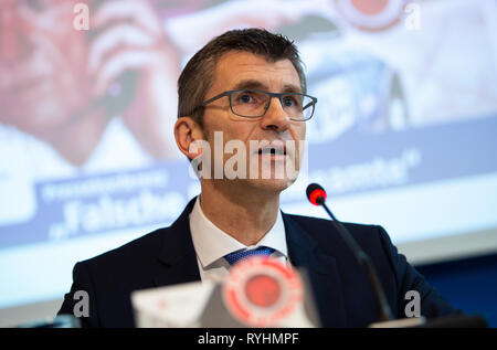 Hannover, Deutschland. 14 Mär, 2019. Friedo de Vries, Präsident des LKA Niedersachsen, spricht bei einer Pressekonferenz über die zunehmende Zahl von Fällen von Kriminellen, die Polizisten ausgeben. Credit: Christophe Kirschtorte/dpa/Alamy leben Nachrichten Stockfoto