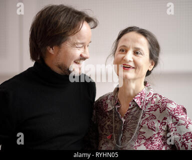 Berlin, Deutschland. 14 Mär, 2019. Johannes Öhman, Direktor der Berliner Staatsballett, und Sasha Waltz, die künftigen Co-director, Lächeln nach einer Pressekonferenz in der Saison 2019/20. Credit: Monika Skolimowska/dpa-Zentralbild/dpa/Alamy leben Nachrichten Stockfoto