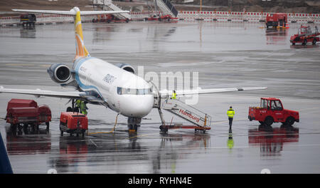 Hamburg, Deutschland. 14 Mär, 2019. Das Bodenpersonal arbeiten an einer Fokker F 100 Flugzeugen der Fluggesellschaft Handel Luft auf dem Vorfeld des Flughafen Hamburg. Die Gewerkschaft Verdi ruft zu Warnstreiks Bodenpersonal des Flughafens. Credit: Daniel Reinhardt/dpa/Alamy leben Nachrichten Stockfoto