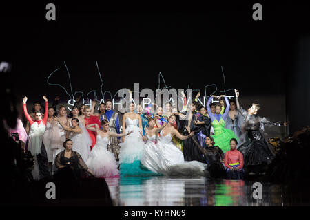 Tel Aviv, Israel. 13 Mär, 2019. Modelle Kreationen von Shahar Avent während 2019 Tel Aviv Fashion Week in Tel Aviv, Israel, am 13. März 2019. Quelle: Guo yu/Xinhua/Alamy leben Nachrichten Stockfoto