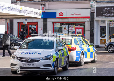 Bewaffnete Polizei zur Post in Hamlet Court Road, Westcliff on Sea, Southend, Essex, UK um 10:50, nachdem ein Mann die Räumlichkeiten halten, was als, das wie eine Waffe mit einem Beutel über es beschrieben wurde. Der Mann als Weiße beschrieben, um 5 ft8 ins groß, trägt blaue Jeans, einen dunklen Jacke mit Kapuze, schwarz Trainer und ein beanie - Stil hat hat nicht begriffen worden. Es ist die Zweite bewaffneten Zwischenfall in der Straße diese Woche Stockfoto