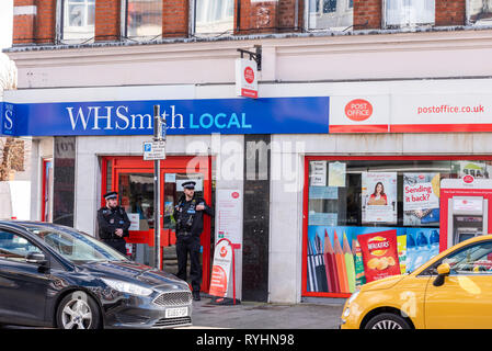 Bewaffnete Polizei zur Post in Hamlet Court Road, Westcliff on Sea, Southend, Essex, UK um 10:50, nachdem ein Mann die Räumlichkeiten halten, was als, das wie eine Waffe mit einem Beutel über es beschrieben wurde. Der Mann als Weiße beschrieben, um 5 ft8 ins groß, trägt blaue Jeans, einen dunklen Jacke mit Kapuze, schwarz Trainer und ein beanie - Stil hat hat nicht begriffen worden. Es ist die Zweite bewaffneten Zwischenfall in der Straße diese Woche Stockfoto