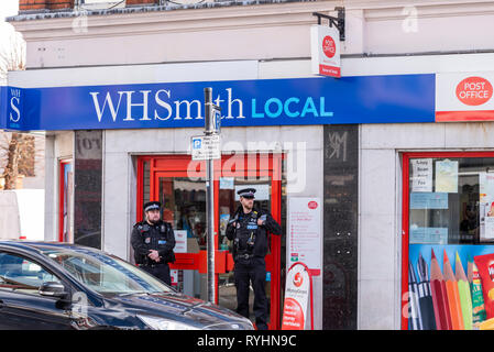 Bewaffnete Polizei zur Post in Hamlet Court Road, Westcliff on Sea, Southend, Essex, UK um 10:50, nachdem ein Mann die Räumlichkeiten halten, was als, das wie eine Waffe mit einem Beutel über es beschrieben wurde. Der Mann als Weiße beschrieben, um 5 ft8 ins groß, trägt blaue Jeans, einen dunklen Jacke mit Kapuze, schwarz Trainer und ein beanie - Stil hat hat nicht begriffen worden. Es ist die Zweite bewaffneten Zwischenfall in der Straße diese Woche Stockfoto