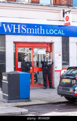 Bewaffnete Polizei zur Post in Hamlet Court Road, Westcliff on Sea, Southend, Essex, UK um 10:50, nachdem ein Mann die Räumlichkeiten halten, was als, das wie eine Waffe mit einem Beutel über es beschrieben wurde. Der Mann als Weiße beschrieben, um 5 ft8 ins groß, trägt blaue Jeans, einen dunklen Jacke mit Kapuze, schwarz Trainer und ein beanie - Stil hat hat nicht begriffen worden. Es ist die Zweite bewaffneten Zwischenfall in der Straße diese Woche Stockfoto