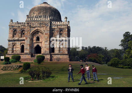 New Delhi, Indien. 14 Mär, 2019. Kinder spielen in Lodi Garten im Frühling in Neu Delhi, Indien, 14. März 2019 eingegangen ist. Credit: Zhang Naijie/Xinhua/Alamy leben Nachrichten Stockfoto