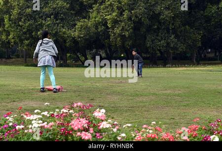 New Delhi, Indien. 14 Mär, 2019. Kinder spielen in Lodi Garten im Frühling in Neu Delhi, Indien, 14. März 2019 eingegangen ist. Credit: Zhang Naijie/Xinhua/Alamy leben Nachrichten Stockfoto