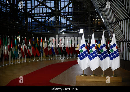 Brüssel, Belgien. 14. März 2019. Flaggen der Teilnehmer an einer internationalen Konferenz über die Zukunft von Syrien und der Region. Credit: ALEXANDROS MICHAILIDIS/Alamy leben Nachrichten Stockfoto