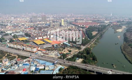 (190313) - RUILI, 13. März 2019 (Xinhua) - luftaufnahme am 10. März 2019 zeigt die Stadt von Ruili im Südwesten der chinesischen Provinz Yunnan. Ruili, einer Stadt an der Grenze China-Myanmar, ist ein wichtiges Land Hafen im Südwesten Chinas. Eine berühmte chinesische Song namens 'Es ist ein schöner Ort" beschreibt die Schönheit der Stadt, mit seiner einzigartigen Landschaft und bunte Folklore. In 2010, Ruili wurde als nationale Öffnung pilot Zone, die Öffnung der gegenseitig vorteilhaften Zusammenarbeit zwischen China und Myanmar und erleichtert steigert aufgeführt. Im Jahr 2017 unterzeichneten die beiden Länder ein Mem Stockfoto