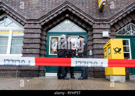 Hamburg, Deutschland. 14 Mär, 2019. Polizisten stehen vor einem Postamt in Barmbek. Ein bisher unbekannter Täter versuchte, die Postbank am Mittag einzudringen, auf der Flucht ohne Beute. Credit: Daniel Bockwoldt/dpa/Alamy leben Nachrichten Stockfoto