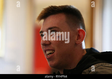 Hensol, Wales, UK. 14. Mär 2019. Wales Rugby Spieler Adam Bart spricht zu den Medien. Wales Rugby Team Ankündigung Pressekonferenz im Vale Resort Hensol, in der Nähe von Cardiff, South Wales am Donnerstag, den 14. März 2019. Das Team bereitet sich auf ihre endgültige Guinness sechs Nationen gegen Irland dieses Wochenende. pic von Andrew Obstgarten/Alamy leben Nachrichten Stockfoto