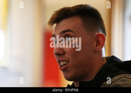 Hensol, Wales, UK. 14. Mär 2019. Wales Rugby Spieler Adam Bart spricht zu den Medien. Wales Rugby Team Ankündigung Pressekonferenz im Vale Resort Hensol, in der Nähe von Cardiff, South Wales am Donnerstag, den 14. März 2019. Das Team bereitet sich auf ihre endgültige Guinness sechs Nationen gegen Irland dieses Wochenende. pic von Andrew Obstgarten/Alamy leben Nachrichten Stockfoto