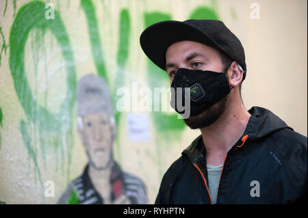 März 14, 2019 - Malaga, Malaga, Spanien - Die italienischen Urban Artist TVBOY vor einem Wandbild an der 'Soho' Stadtteil in der Innenstadt von Malaga zu sehen ist.. Die Beteiligung von Urban Artist, TVBOY ist Teil der Aktivitäten der MAF (Málaga von Festival), Vorläufer der spanischen Malaga Filmfestival, das präsentiert die besten spanischen und lateinamerikanischen Kino durchgeführt. Die Wandbilder zeigen Prominente aus Malaga wie spanischen Schauspieler Antonio Banderas oder spanische Künstler Picasso. (Bild: © Jesus Merida/SOPA Bilder über ZUMA Draht) Stockfoto