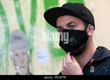 März 14, 2019 - Malaga, Malaga, Spanien - Die italienischen Urban Artist TVBOY vor einem Wandbild an der 'Soho' Stadtteil in der Innenstadt von Malaga zu sehen ist.. Die Beteiligung von Urban Artist, TVBOY ist Teil der Aktivitäten der MAF (Málaga von Festival), Vorläufer der spanischen Malaga Filmfestival, das präsentiert die besten spanischen und lateinamerikanischen Kino durchgeführt. Die Wandbilder zeigen Prominente aus Malaga wie spanischen Schauspieler Antonio Banderas oder spanische Künstler Picasso. (Bild: © Jesus Merida/SOPA Bilder über ZUMA Draht) Stockfoto