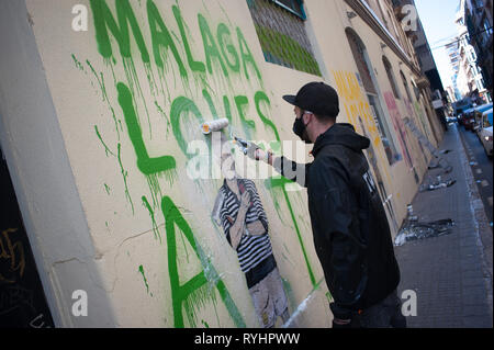 März 14, 2019 - Malaga, Malaga, Spanien - Die italienischen Urban Artist TVBOY Malerei ein Wandbild an der 'Soho' Stadtteil in der Innenstadt von Malaga. gesehen wird. Die Beteiligung von Urban Artist, TVBOY ist Teil der Aktivitäten der MAF (Málaga von Festival), Vorläufer der spanischen Malaga Filmfestival, das präsentiert die besten spanischen und lateinamerikanischen Kino durchgeführt. Die Wandbilder zeigen Prominente aus Malaga wie spanischen Schauspieler Antonio Banderas oder spanische Künstler Picasso. (Bild: © Jesus Merida/SOPA Bilder über ZUMA Draht) Stockfoto