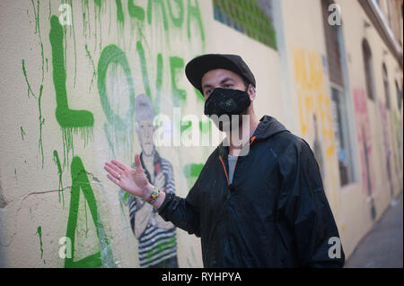 März 14, 2019 - Malaga, Malaga, Spanien - Die italienischen Urban Artist TVBOY vor einem Wandbild an der 'Soho' Stadtteil in der Innenstadt von Malaga zu sehen ist.. Die Beteiligung von Urban Artist, TVBOY ist Teil der Aktivitäten der MAF (Málaga von Festival), Vorläufer der spanischen Malaga Filmfestival, das präsentiert die besten spanischen und lateinamerikanischen Kino durchgeführt. Die Wandbilder zeigen Prominente aus Malaga wie spanischen Schauspieler Antonio Banderas oder spanische Künstler Picasso. (Bild: © Jesus Merida/SOPA Bilder über ZUMA Draht) Stockfoto