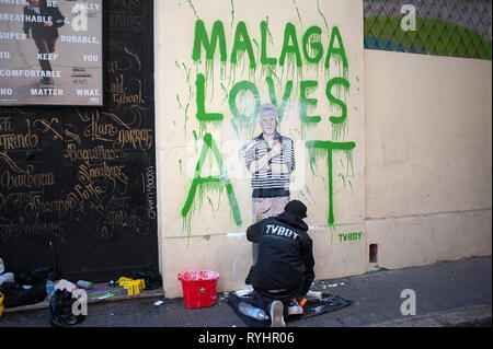 März 14, 2019 - Malaga, Malaga, Spanien - Die italienischen Urban Artist TVBOY Malerei ein Wandbild an der 'Soho' Stadtteil in der Innenstadt von Malaga. gesehen wird. Die Beteiligung von Urban Artist, TVBOY ist Teil der Aktivitäten der MAF (Málaga von Festival), Vorläufer der spanischen Malaga Filmfestival, das präsentiert die besten spanischen und lateinamerikanischen Kino durchgeführt. Die Wandbilder zeigen Prominente aus Malaga wie spanischen Schauspieler Antonio Banderas oder spanische Künstler Picasso. (Bild: © Jesus Merida/SOPA Bilder über ZUMA Draht) Stockfoto