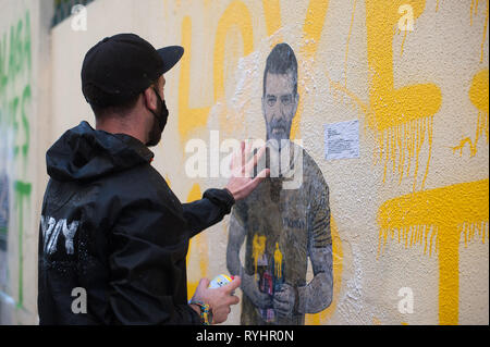 März 14, 2019 - Malaga, Malaga, Spanien - Die italienischen Urban Artist TVBOY Malerei ein Wandbild an der 'Soho' Stadtteil in der Innenstadt von Malaga. gesehen wird. Die Beteiligung von Urban Artist, TVBOY ist Teil der Aktivitäten der MAF (Málaga von Festival), Vorläufer der spanischen Malaga Filmfestival, das präsentiert die besten spanischen und lateinamerikanischen Kino durchgeführt. Die Wandbilder zeigen Prominente aus Malaga wie spanischen Schauspieler Antonio Banderas oder spanische Künstler Picasso. (Bild: © Jesus Merida/SOPA Bilder über ZUMA Draht) Stockfoto