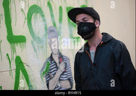 März 14, 2019 - Malaga, Malaga, Spanien - Die italienischen Urban Artist TVBOY vor einem Wandbild an der 'Soho' Stadtteil in der Innenstadt von Malaga zu sehen ist.. Die Beteiligung von Urban Artist, TVBOY ist Teil der Aktivitäten der MAF (Málaga von Festival), Vorläufer der spanischen Malaga Filmfestival, das präsentiert die besten spanischen und lateinamerikanischen Kino durchgeführt. Die Wandbilder zeigen Prominente aus Malaga wie spanischen Schauspieler Antonio Banderas oder spanische Künstler Picasso. (Bild: © Jesus Merida/SOPA Bilder über ZUMA Draht) Stockfoto