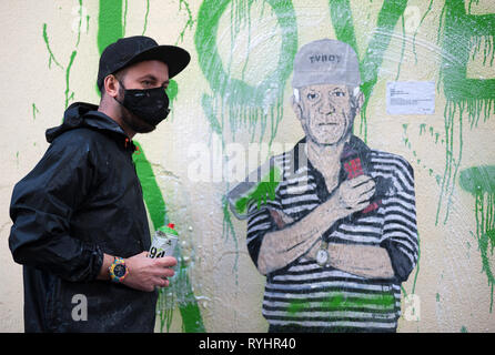 März 14, 2019 - Malaga, Malaga, Spanien - Die italienischen Urban Artist TVBOY Malerei ein Wandbild an der 'Soho' Stadtteil in der Innenstadt von Malaga. gesehen wird. Die Beteiligung von Urban Artist, TVBOY ist Teil der Aktivitäten der MAF (Málaga von Festival), Vorläufer der spanischen Malaga Filmfestival, das präsentiert die besten spanischen und lateinamerikanischen Kino durchgeführt. Die Wandbilder zeigen Prominente aus Malaga wie spanischen Schauspieler Antonio Banderas oder spanische Künstler Picasso. (Bild: © Jesus Merida/SOPA Bilder über ZUMA Draht) Stockfoto