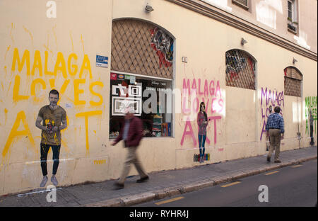 März 14, 2019 - Malaga, Malaga, Spanien - Wandbilder mit Graffiti der Spanische Schauspieler Antonio Banderas, Schauspielerin und Sängerin Marisol, Schauspieler Dani Rovira und Humorist" Chiquito de la Calzada' sind an der "oho" Stadtteil in der Innenstadt von Malaga gesehen.. Die Beteiligung von Urban Artist, TVBOY ist Teil der Aktivitäten der MAF (Málaga von Festival), Vorläufer der spanischen Malaga Filmfestival, das präsentiert die besten spanischen und lateinamerikanischen Kino durchgeführt. Die Wandbilder zeigen Prominente aus Malaga wie spanischen Schauspieler Antonio Banderas oder spanische Künstler Picasso. (Bild: © Jesus Merida/SOPA Ima Stockfoto