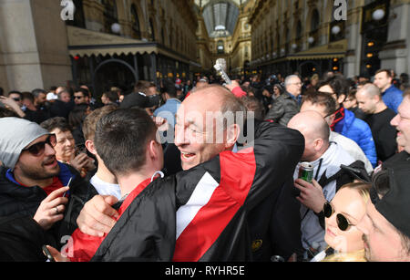 Mailand, Italien. 14 Mär, 2019. Fußball: Europa League, Inter Mailand - Eintracht Frankfurt, K.o.-Runde, Achtelfinale, Rückspiel im Guiseppe Meazza Stadion. An seinem Geburtstag Peter Fischer (M), Präsident von Eintracht Frankfurt wird von Fans in der Nähe von Milan Cathedral Square. Credit: Arne Dedert/dpa/Alamy leben Nachrichten Stockfoto