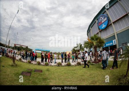 Sao Paulo, Brasilien. 14. Mär 2019. Bei Suzano Schule das Vitimas Velorio - Es geschieht am Max Feffer Arena in Suzano im Großraum Sao Paulo, der die Opfer der Raul Brasil staatliche Schule angriff, wo 2 Shooters ex Studenten der Schule Feuer tötet 5 Schüler und 2 Beamten eröffnet Angriff, so dass etwa 11 Verletzte, dann einer der Scharfschützen getötet und die gleichen Selbstmord begangen. Der Fluss wird voraussichtlich bis 16.00 Uhr fortzusetzen. Foto: Marcello Zambrana/AGIF AGIF/Alamy Credit: Live-Nachrichten Stockfoto