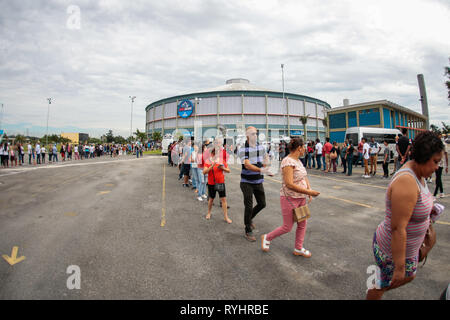 Sao Paulo, Brasilien. 14. Mär 2019. Bei Suzano Schule das Vitimas Velorio - Es geschieht am Max Feffer Arena in Suzano im Großraum Sao Paulo, der die Opfer der Raul Brasil staatliche Schule angriff, wo 2 Shooters ex Studenten der Schule Feuer tötet 5 Schüler und 2 Beamten eröffnet Angriff, so dass etwa 11 Verletzte, dann einer der Scharfschützen getötet und die gleichen Selbstmord begangen. Der Fluss wird voraussichtlich bis 16.00 Uhr fortzusetzen. Foto: Marcello Zambrana/AGIF AGIF/Alamy Credit: Live-Nachrichten Stockfoto