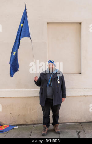 London, Großbritannien. 14 Mär, 2019. Ein pro-Anhänger bleiben stellt mit seinem Europa Fahne in Westminster. MPs sind fällig, ob der Abreise für Brexit später heute Verzögerung zu stimmen. Credit: Stephen Chung/Alamy leben Nachrichten Stockfoto