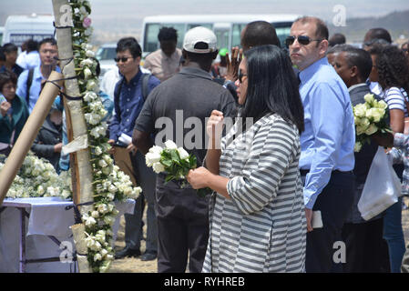 Addis Abeba, Äthiopien. 13 Mär, 2019. Die Angehörigen der Opfer der Ethiopian Airlines' Flugzeugabsturz trauern an der Absturzstelle in der Nähe von Bishoftu, Äthiopien, 13. März 2019. Ethiopian Airlines Donnerstag gesagt, dass sowohl Daten- als auch Voice Recorder aus der abgestürzten Äthiopische Flugzeuge, die alle 157 Menschen an Bord am Sonntag getötet extrahiert haben nach Frankreich geschickt worden. Credit: Nyalwash/Xinhua/Alamy leben Nachrichten Stockfoto