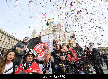 Mailand, Italien. 14 Mär, 2019. Fußball: Europa League, Inter Mailand - Eintracht Frankfurt, K.o.-Runde, Achtelfinale, Rückspiel im Guiseppe Meazza Stadion. Fans von Eintracht Frankfurt Feiern Sie mit Party Konfetti auf dem Mailänder Dom Platz vor der Kathedrale. Credit: Arne Dedert/dpa/Alamy leben Nachrichten Stockfoto