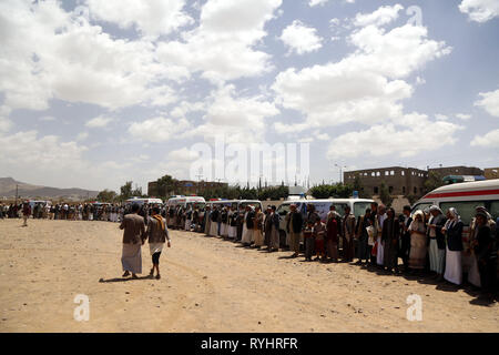 (190314) - SANAA, 14. März 2019 (Xinhua) - Menschen die Teilnahme an einem Trauerzug der Leute, die in der Luftangriffe in der Provinz Hajjah getötet wurden, in Sanaa, Jemen, am 14. März 2019. (Xinhua / Mohammed Mohammed) Stockfoto