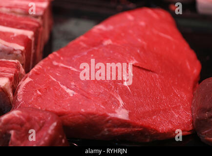 14. März 2019, Nordrhein-Westfalen, Köln: Rindfleisch ist auf Anzeige in eine Metzgerei. Foto: Oliver Berg/dpa Stockfoto