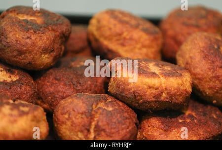 14. März 2019, Nordrhein-Westfalen, Köln: Es gibt Fleischbällchen in eine Metzgerei in der Anzeige. Foto: Oliver Berg/dpa Stockfoto