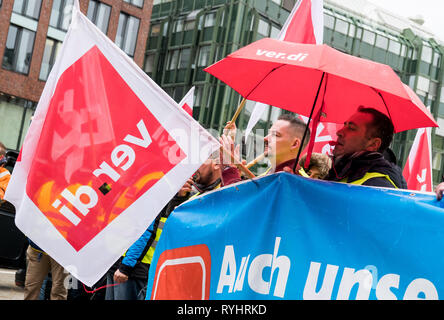 Hamburg, Deutschland. 14 Mär, 2019. Arbeitnehmer in der Gepäck- und Flugzeugabfertigung Abteilung am Hamburg Airport sind die Teilnahme an einer Kundgebung der Gewerkschaft Verdi in der Innenstadt bei einem Warnstreik organisiert. Die arbeitnehmervertreter vor kurzem forderte eine Lohnerhöhung von acht bis zwölf Prozent für eine Laufzeit von 20 Monaten, sowie mehr Zeit und der Zuschläge. Credit: Daniel Bockwoldt/dpa/Alamy leben Nachrichten Stockfoto